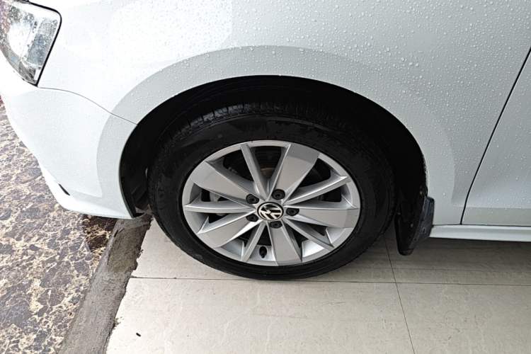 Used Volkswagen Sagitar 2015 1.6L Automatic Fashion Model Left Front Wheel Hub