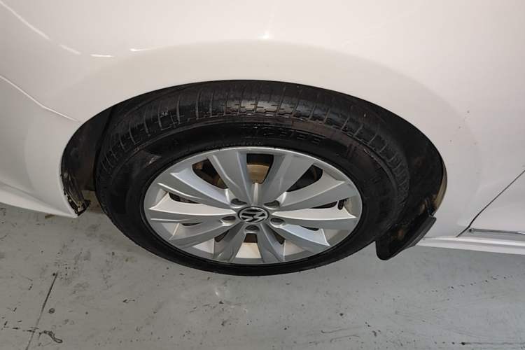 Used Volkswagen Sagitar 2015 1.6L Automatic Comfort Model Left Front Wheel Hub