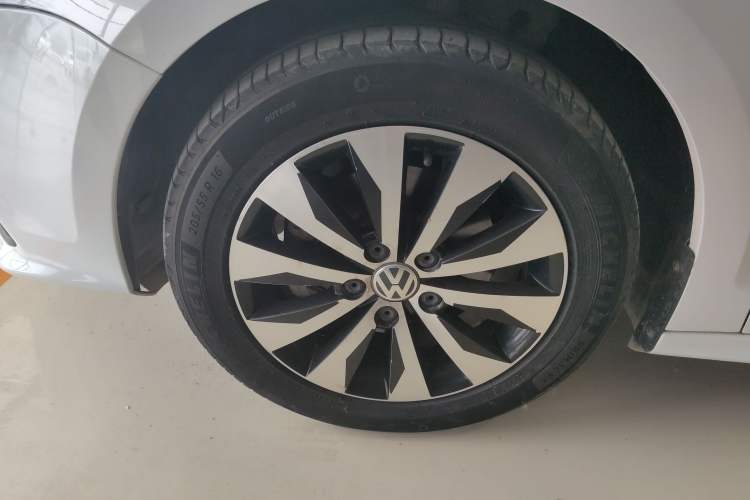 Used Volkswagen Sagitar 2015 230TSI Automatic Luxury Model Left Front Wheel Hub