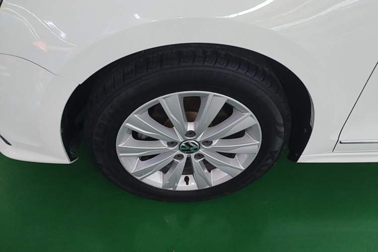 Used Volkswagen Sagitar 2015 1.6L Automatic Comfort Model Left Front Wheel Hub