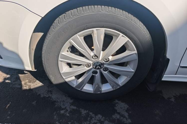 Used Volkswagen Sagitar 2015 1.6L Automatic Comfort Model Left Front Wheel Hub