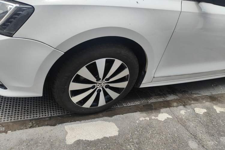 Used Volkswagen Sagitar 2015 230TSI Automatic Luxury Model Left Front Wheel Hub