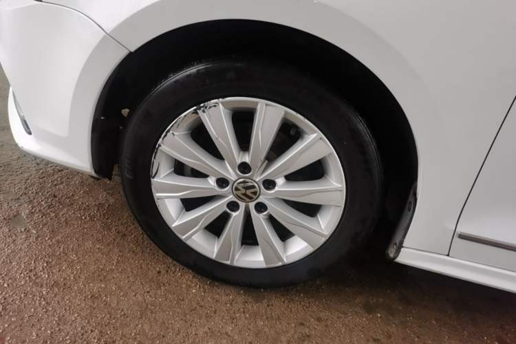 Used Volkswagen Sagitar 2015 1.6L Automatic Comfort Model Left Front Wheel Hub