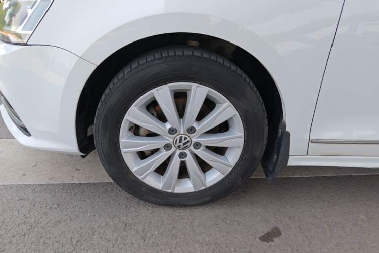 Used Volkswagen Sagitar 2015 230TSI Automatic Comfort Version Left Front Wheel Hub