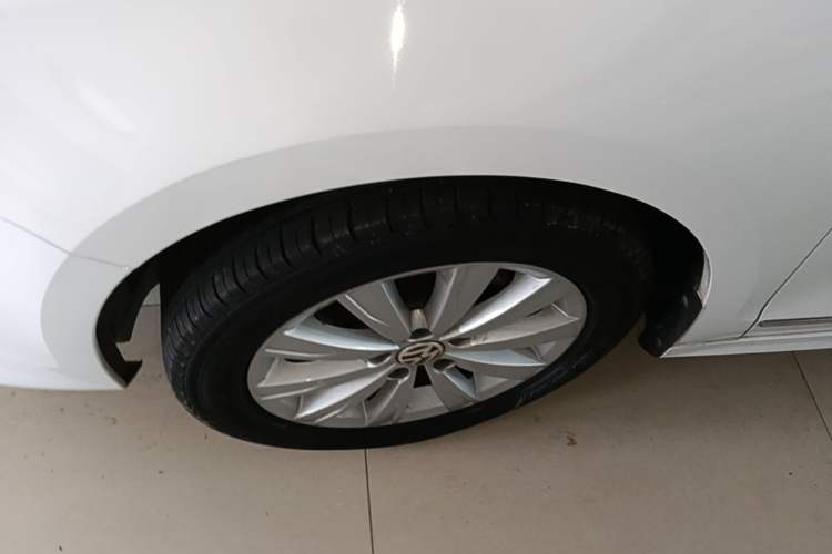 Used Volkswagen Sagitar 2015 1.6L Automatic Comfort Model Left Front Wheel Hub