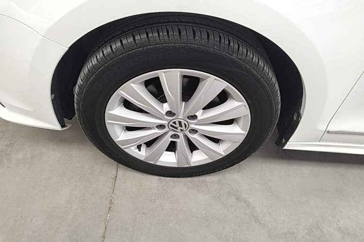 Used Volkswagen Sagitar 2015 1.6L Automatic Comfort Model Left Front Wheel Hub