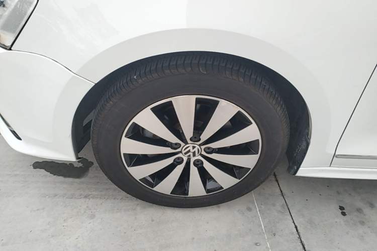 Used Volkswagen Sagitar 2015 230TSI Automatic Luxury Model Left Front Wheel Hub