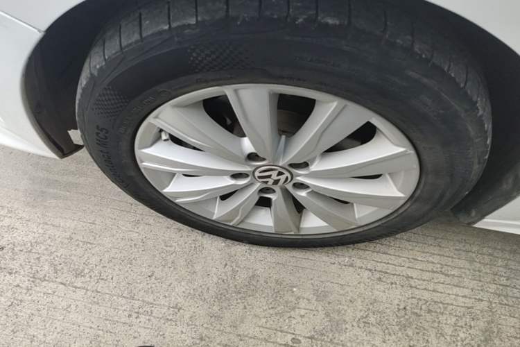 Used Volkswagen Sagitar 2015 1.6L Automatic Comfort Model Left Front Wheel Hub