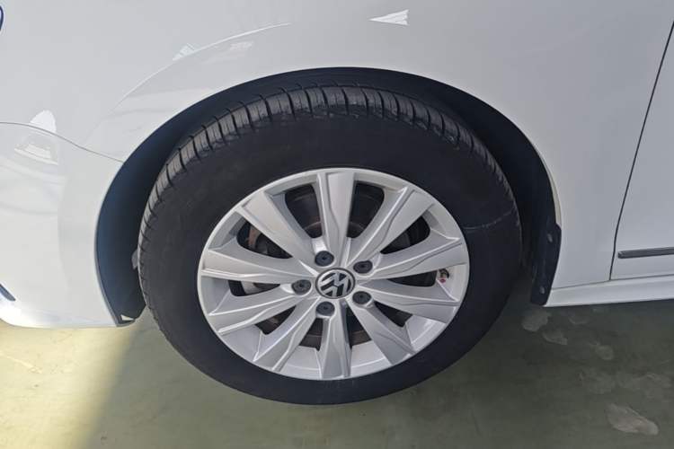 Used Volkswagen Sagitar 2015 1.6L Automatic Comfort Model Left Front Wheel Hub