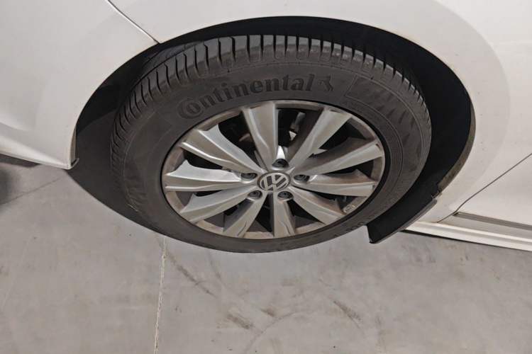 Used Volkswagen Sagitar 2015 1.6L Automatic Comfort Model Left Front Wheel Hub