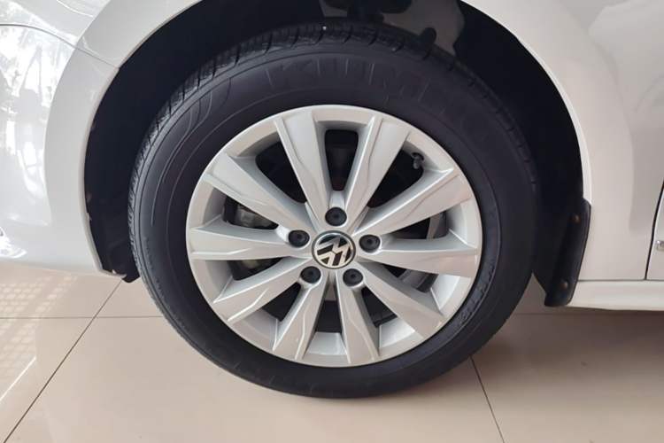 Used Volkswagen Sagitar 2015 1.6L Manual Comfort Model Left Front Wheel Hub