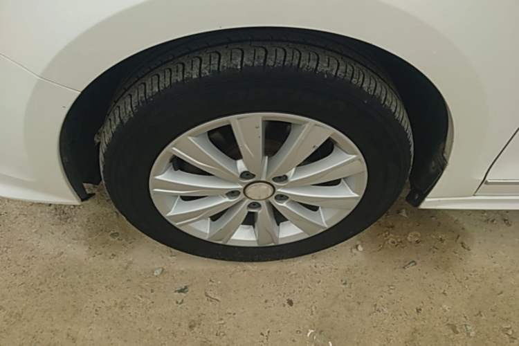 Used Volkswagen Sagitar 2015 1.6L Automatic Comfort Model Left Front Wheel Hub