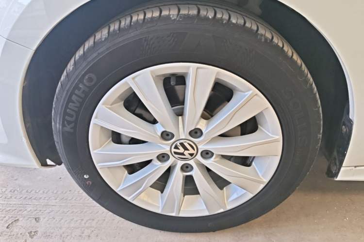Used Volkswagen Sagitar 2015 1.6L Automatic Comfort Model Left Front Wheel Hub