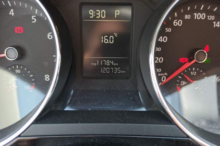 Used Volkswagen Sagitar 2015 230TSI Automatic Comfort Version Odometer Close Up