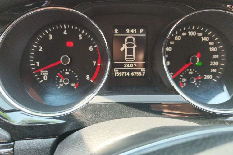 Used Volkswagen Sagitar 2015 230TSI Automatic Luxury Model Odometer Close Up