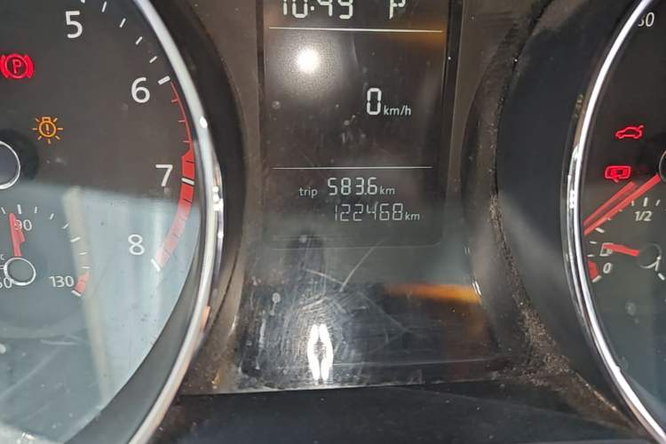 Used Volkswagen Sagitar 2015 230TSI Automatic Comfort Version Odometer Close Up