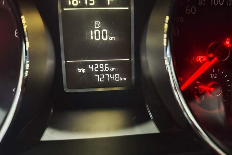 Used Volkswagen Sagitar 2015 230TSI Automatic Comfort Version Odometer Close Up