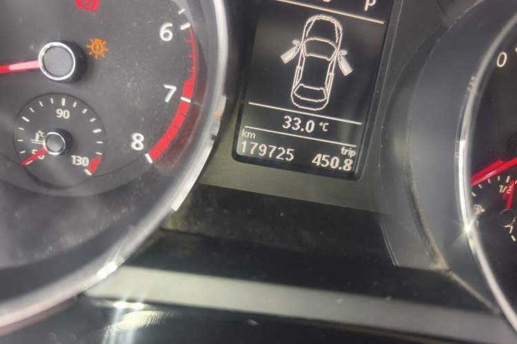 Used Volkswagen Sagitar 2015 230TSI Automatic Luxury Model Odometer Close Up