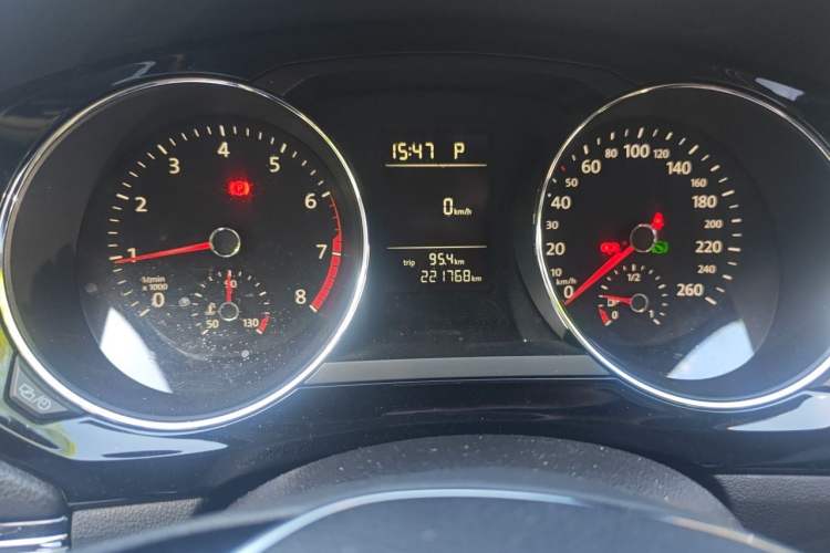 Used Volkswagen Sagitar 2015 230TSI Automatic Comfort Version Odometer Close Up