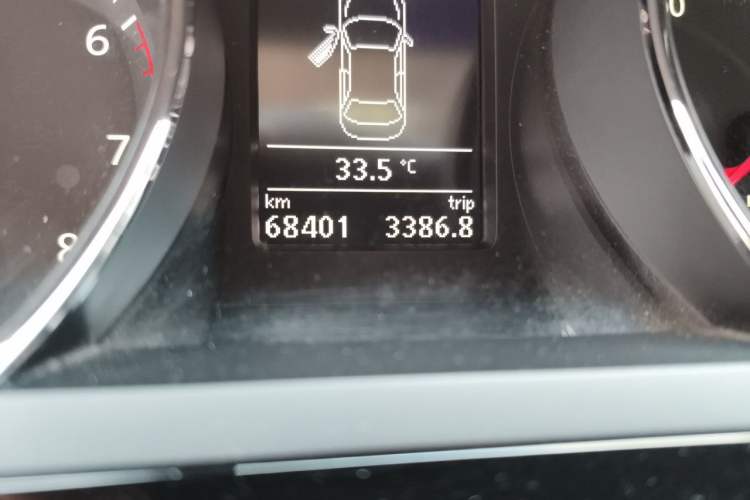 Used Volkswagen Sagitar 2015 230TSI Automatic Luxury Model Odometer Close Up
