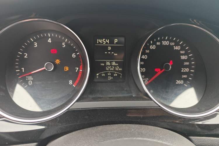 Used Volkswagen Sagitar 2015 1.6L Automatic Comfort Model Odometer Close Up