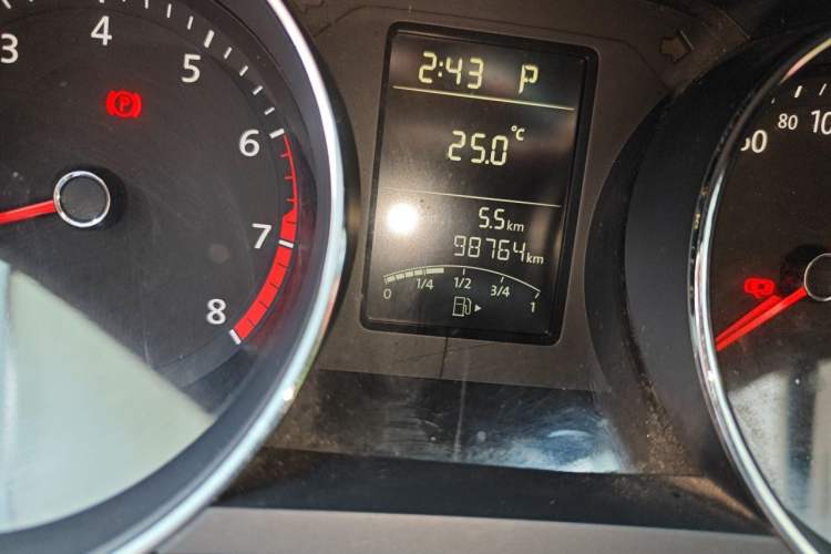 Used Volkswagen Sagitar 2015 1.6L Automatic Fashion Model Odometer Close Up