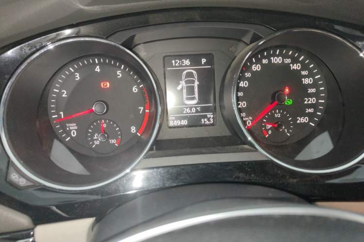 Used Volkswagen Sagitar 2015 230TSI Automatic Luxury Model Odometer Close Up