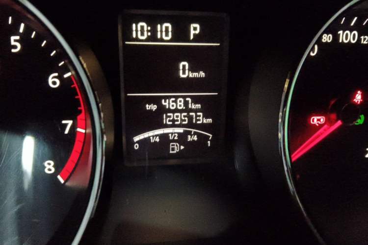 Used Volkswagen Sagitar 2015 1.6L Automatic Comfort Model Odometer Close Up