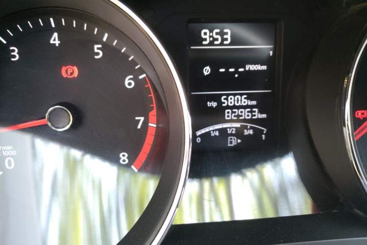 Used Volkswagen Sagitar 2015 1.6L Manual Fashion Edition Odometer Close Up