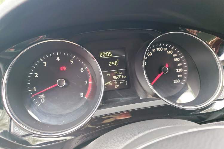 Used Volkswagen Sagitar 2015 1.6L Manual Comfort Model Odometer Close Up
