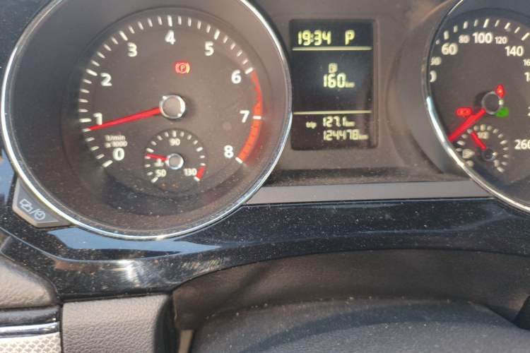 Used Volkswagen Sagitar 2015 230TSI Automatic Comfort Version Odometer Close Up