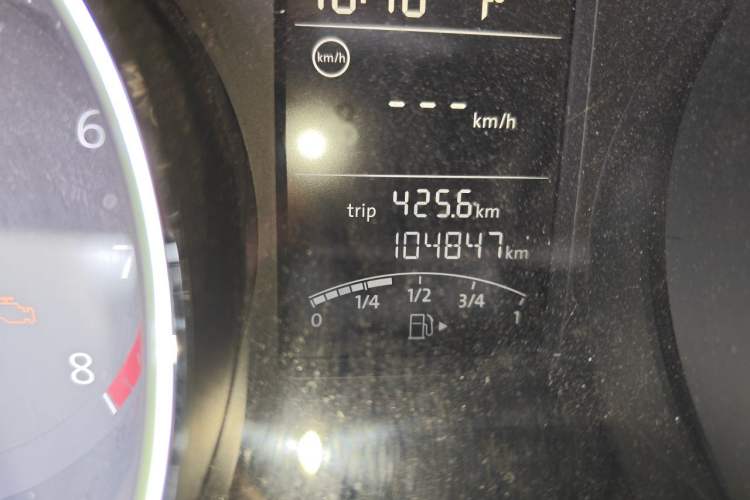 Used Volkswagen Sagitar 2015 1.6L Automatic Fashion Model Odometer Close Up