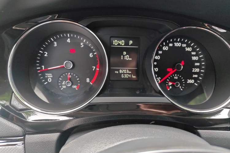 Used Volkswagen Sagitar 2015 230TSI Automatic Comfort Version Odometer Close Up