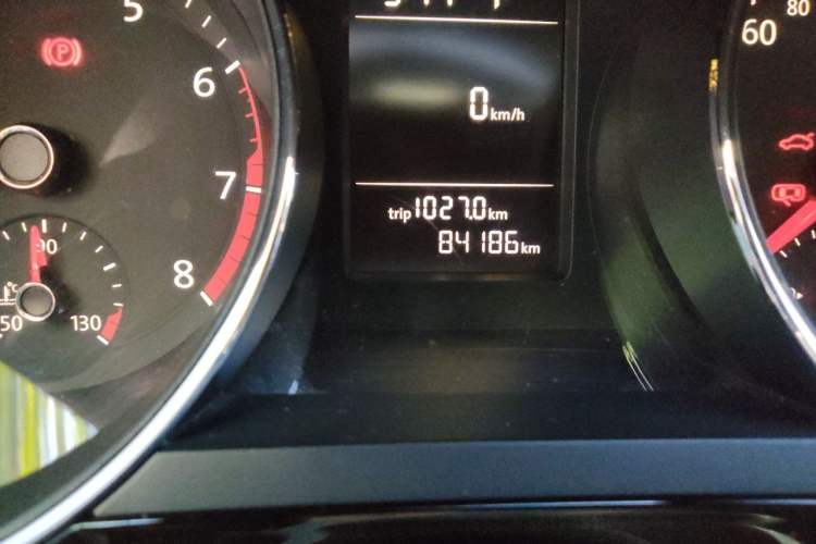 Used Volkswagen Sagitar 2015 230TSI Automatic Comfort Version Odometer Close Up
