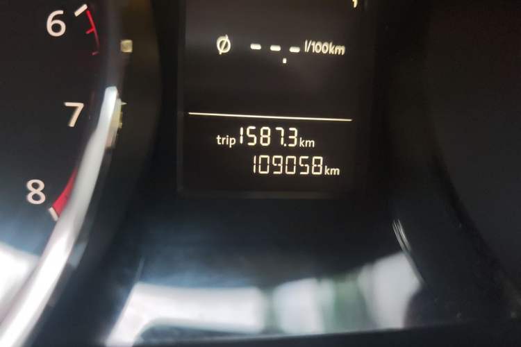 Used Volkswagen Sagitar 2015 230TSI Automatic Comfort Version Odometer Close Up