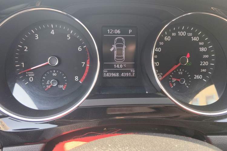 Used Volkswagen Sagitar 2015 230TSI Automatic Luxury Model Odometer Close Up