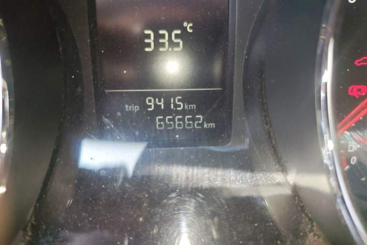 Used Volkswagen Sagitar 2015 230TSI Automatic Comfort Version Odometer Close Up
