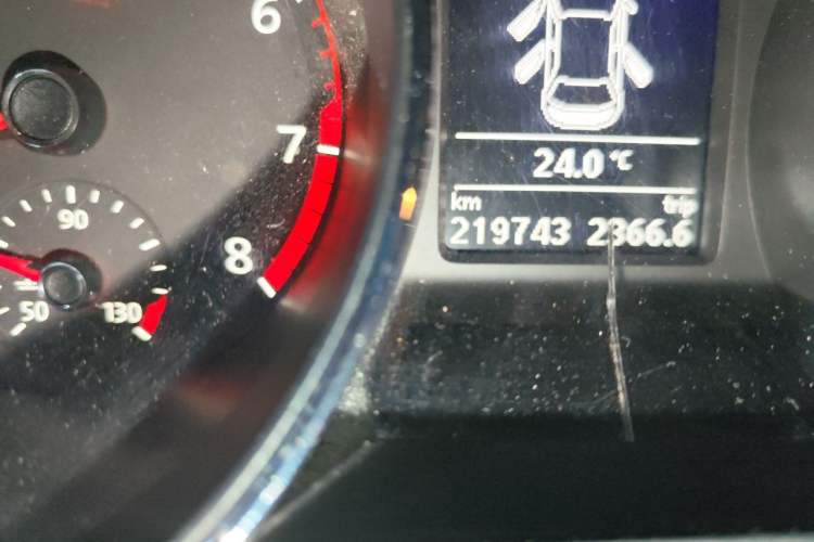 Used Volkswagen Sagitar 2015 230TSI Automatic Luxury Model Odometer Close Up