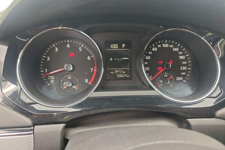 Used Volkswagen Sagitar 2015 230TSI Automatic Comfort Version Odometer Close Up