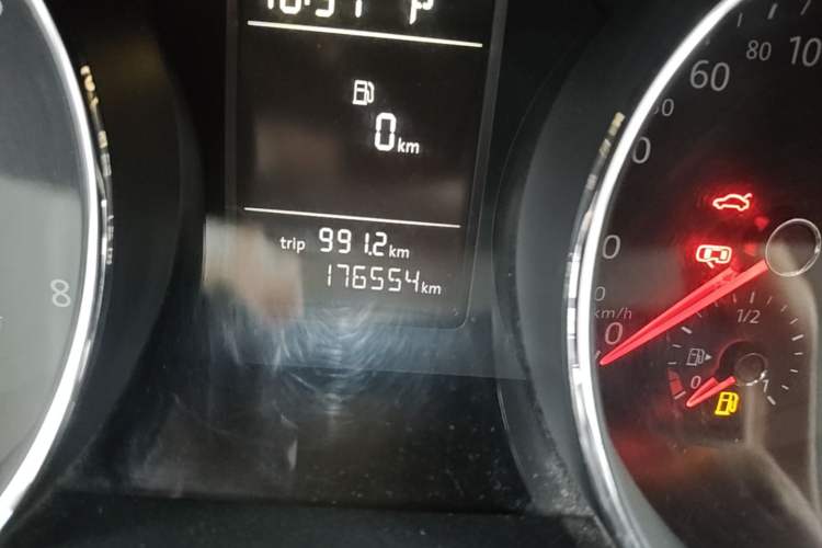 Used Volkswagen Sagitar 2015 230TSI Automatic Comfort Version Odometer Close Up