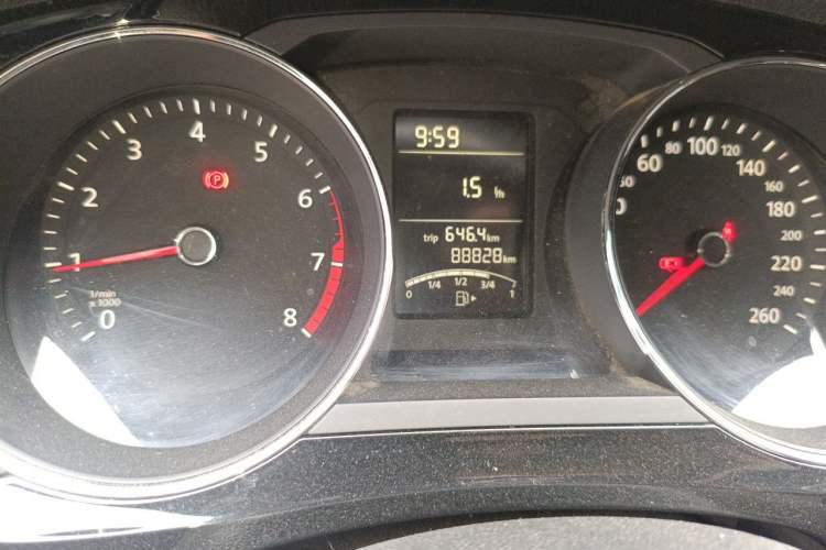 Used Volkswagen Sagitar 2015 1.6L Manual Comfort Model Odometer Close Up