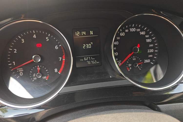Used Volkswagen Sagitar 2015 230TSI Automatic Comfort Version Odometer Close Up