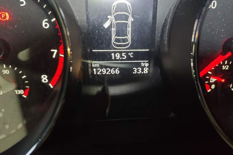 Used Volkswagen Sagitar 2015 230TSI Automatic Luxury Model Odometer Close Up