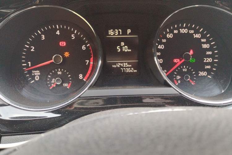 Used Volkswagen Sagitar 2015 230TSI Automatic Comfort Version Odometer Close Up