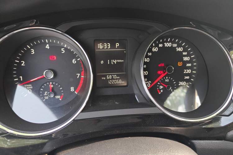 Used Volkswagen Sagitar 2015 230TSI Automatic Comfort Version Odometer Close Up
