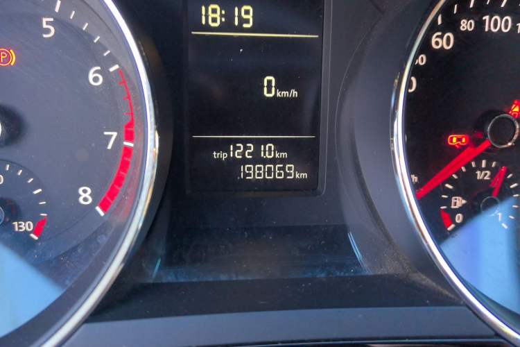 Used Volkswagen Sagitar 2015 230TSI Manual Comfort Version Odometer Close Up