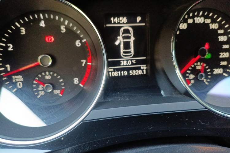 Used Volkswagen Sagitar 2015 230TSI Automatic Luxury Model Odometer Close Up