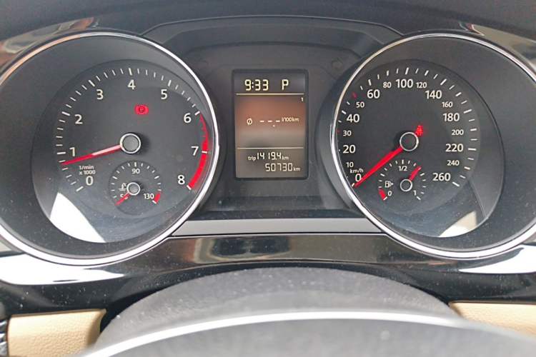 Used Volkswagen Sagitar 2015 230TSI Automatic Comfort Version Odometer Close Up