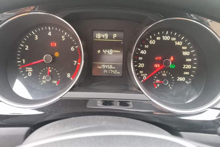 Used Volkswagen Sagitar 2015 230TSI Automatic Comfort Version Odometer Close Up