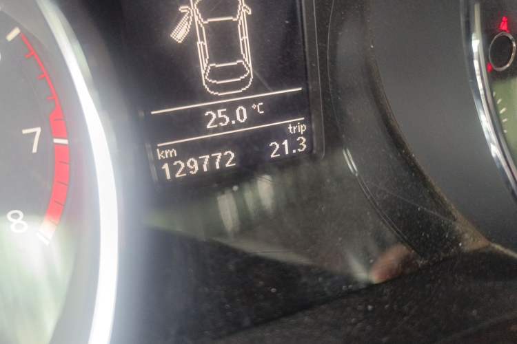 Used Volkswagen Sagitar 2015 230TSI Manual Luxury Edition Odometer Close Up
